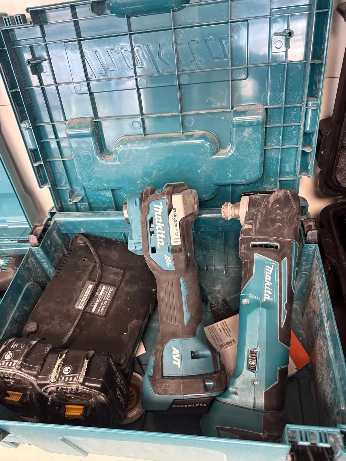 Makita 18 V įrankių komplektas: akumuliatorinis suktuvas-gręžtuvas, kampinis šlifuoklis 125 mm, 2×5 Ah akumuliatoriai, įkroviklis ir lagaminas