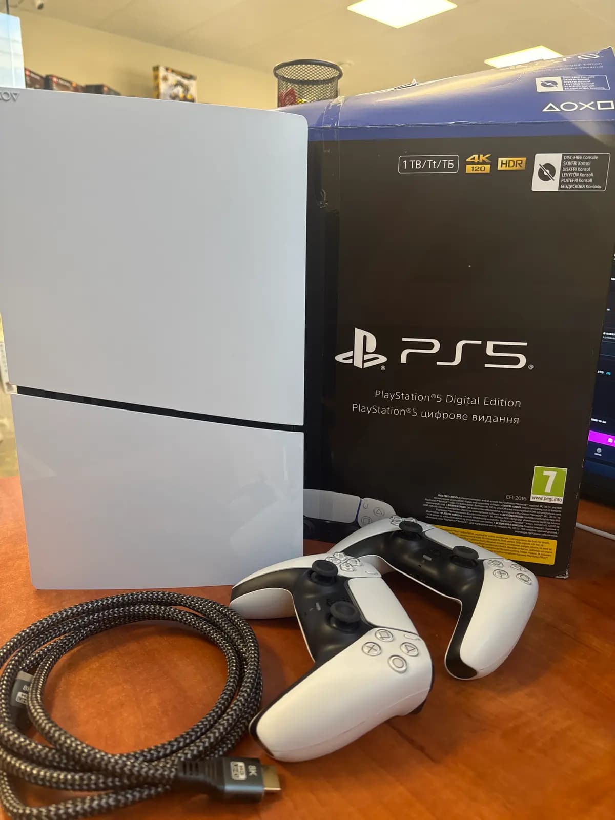 PlayStation 5 Slim 1TB Digital Edition + 2 DualSense belaidžiai pulteliai